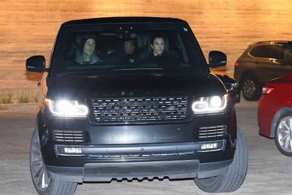 מבלה עם השכן: קורטני קרדשיאן בבילוי לילי עם המתופף של להקת בלינק 182, טראוויס בארקר