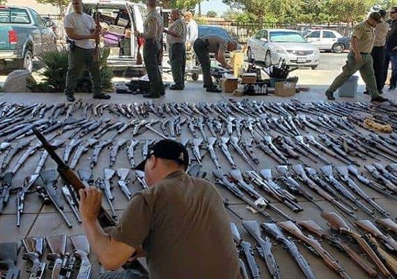 בית או מחסן תחמושת? שוטרים מצאו 500 כלי נשק בביתו של עבריין מורשע בלוס אנג'לס