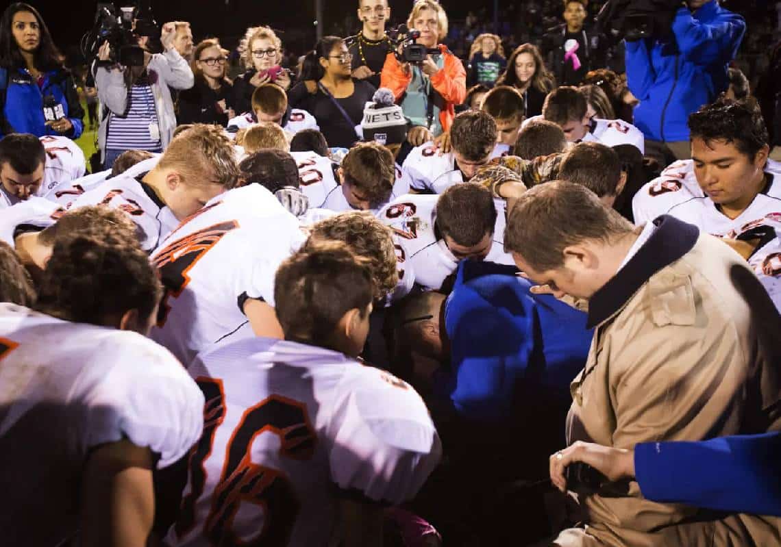 "ניצחון לרוח האמריקאית":  עוד פסיקה חדשה ודרמטית של העליון - הזכות לתפילה באירועי ספורט בבתי ספר תישמר