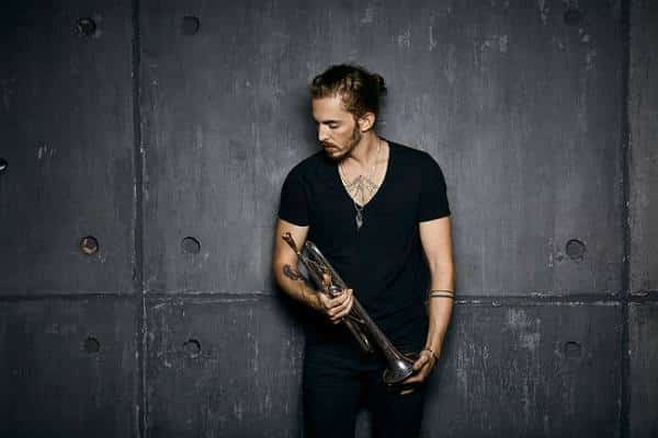 שלא תפספסו שוב: צפו בדניס לויד (הישראלי) חורך את הבמה אצל ג'ימי קימל וגלו מתי ההופעה הבאה 