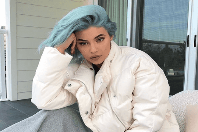 יש לה את הבלוז: השיער הכחול של קיילי ג'נר גורף יותר ממיליון לייקים בתוך פחות משעה 