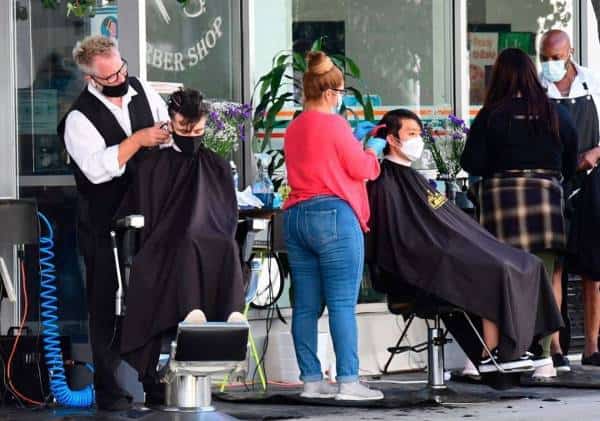 צעד נוסף לעבר החזרה לשגרה: מספרות ברחבי לוס אנג'לס יחדשו את הפעילות במקומות סגורים