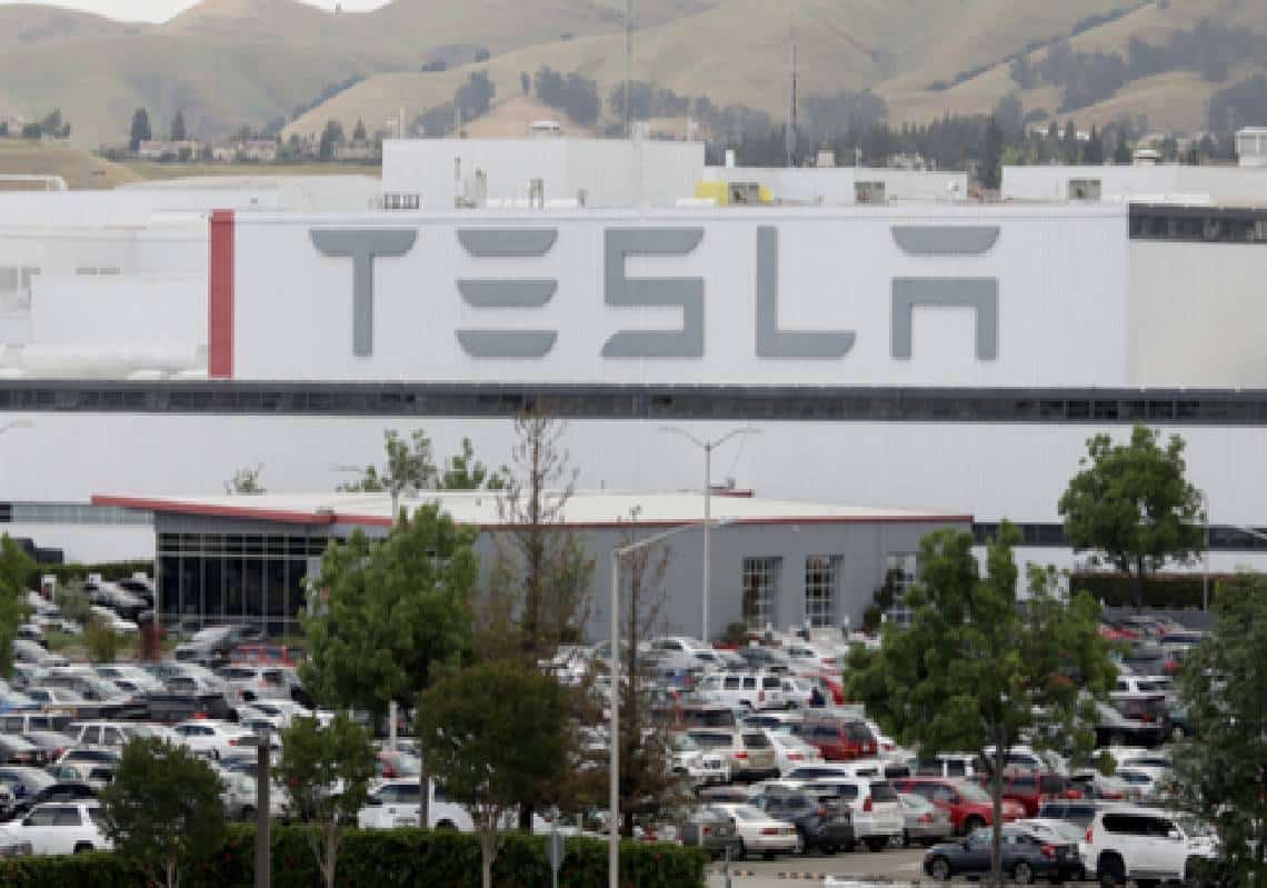 "סיוט במפעל טסלה": עובדת הגישה תביעה נגד יצרנית הרכב בגין 'שגרה מסויטת של הטרדות מיניות"