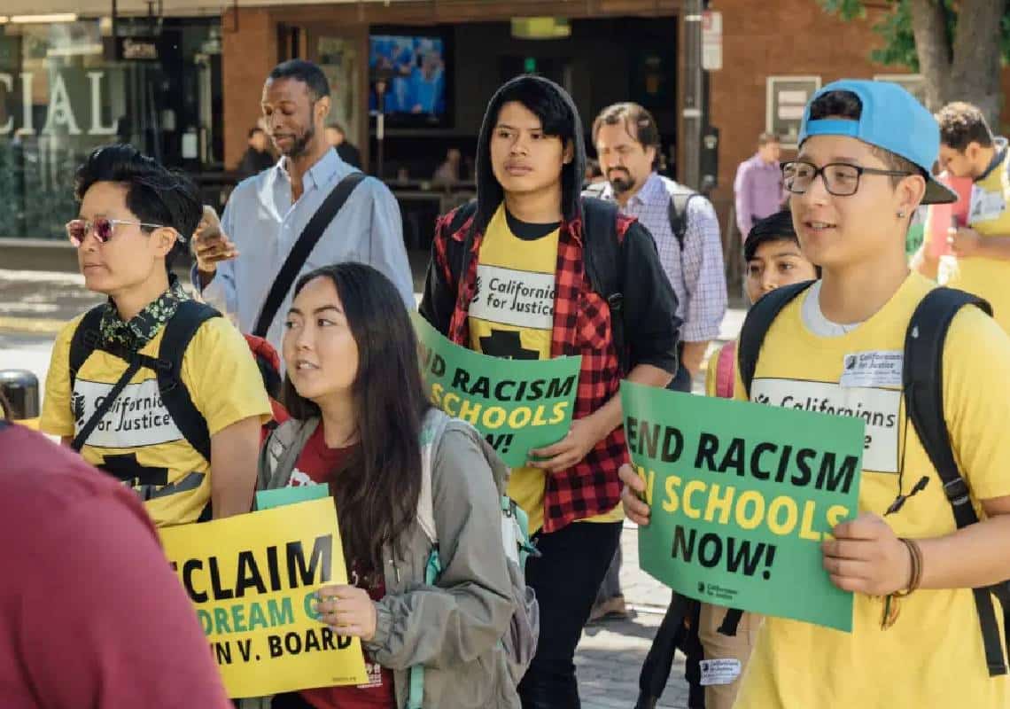 שגעון בקליפורניה: תלמידים מקבלים 1,400 דולרים מבית הספר שלהם כדי להפוך ל"לוחמי צדק חברתי וגזעי"