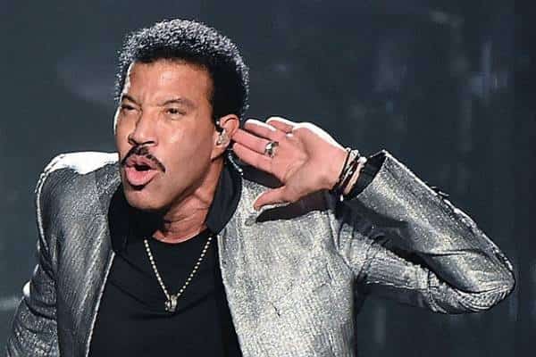 רוקדים על התקרה: לכו להופעה של ליונל ריצ'י בלאס וגאס רק אם אתם מוכנים להתאהב