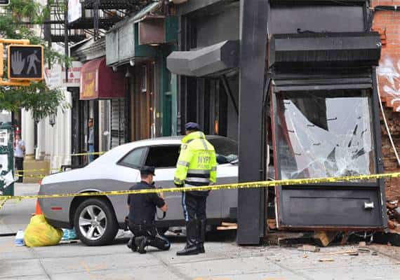 ניו יורק: מכונית דהרה לתוך בית קפה