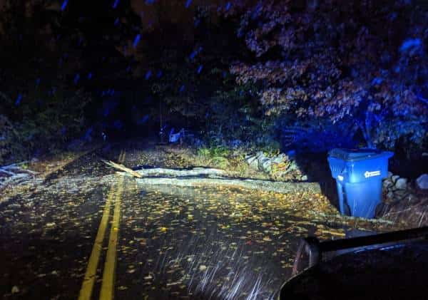 סופה עוצמתית היכתה בניו יורק, עשרות אלפים נותרו ללא חשמל