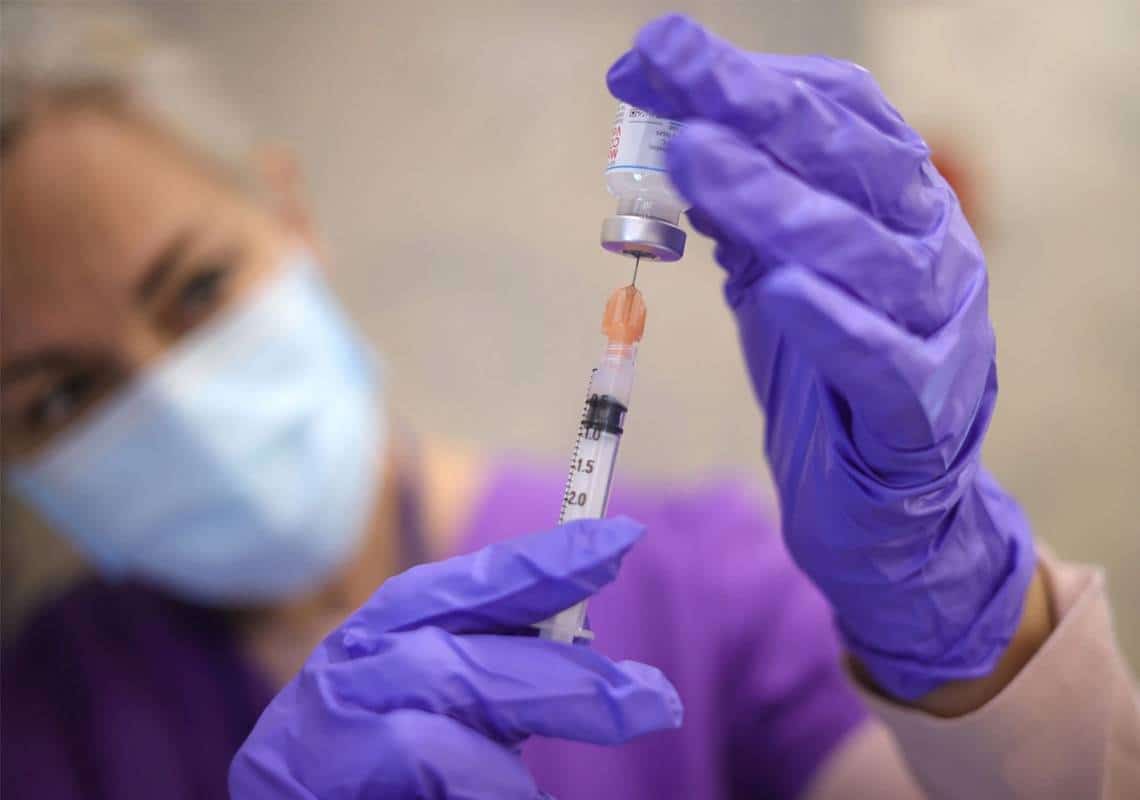 דיווח: מיליוני עובדי הממשל הפדרלי בארה"ב יחויבו להתחסן