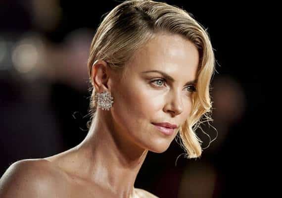 שרליז ת'רון מודה: עישנתי מריחואנה שנים