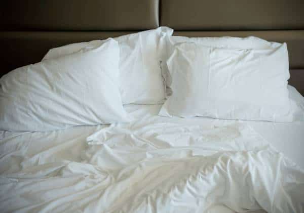 תסביך אדיפוס בלב ארה"ב: אשה חזרה הביתה ומצאה את בעלה עם אמו בחדר המיטות