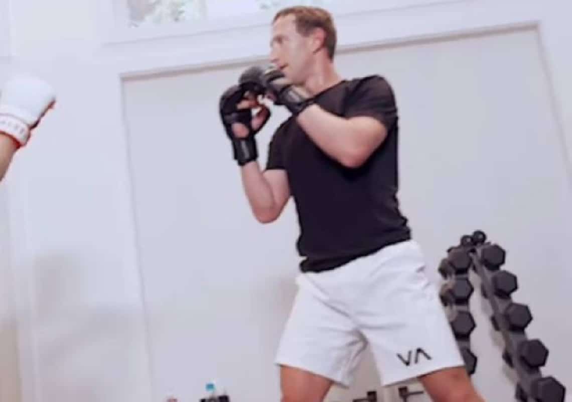 מפגין יכולות: מארק צוקרברג בתמונה נדירה במיוחד