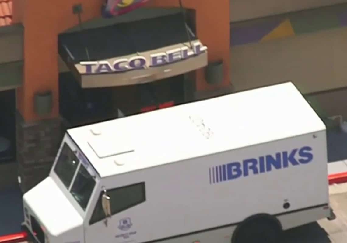 ואלי לוס אנג'לס: חמושים שדדו משאית ברינקס מחוץ לסניף "טאקו בל"