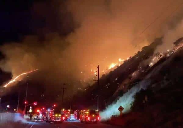 לוס אנג'לס: שריפה פרצה בסמוך למרכז גטי, לפחות 2 כבאים נפצעו