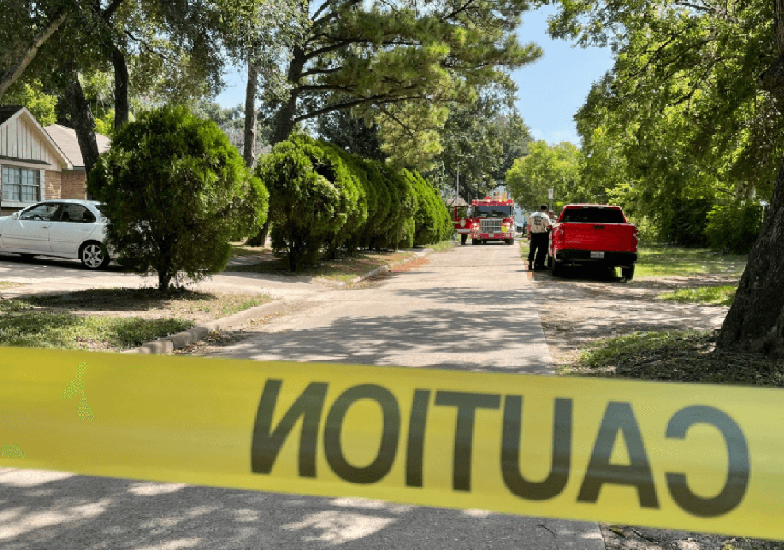 חשד לרצח: שני ילדים וזוג מבוגרים אותרו עם פצעי ירי בתוך בית בוער
