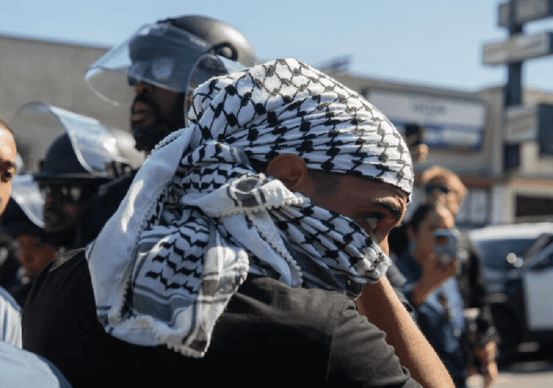 לוס אנג'לס נגד הפרו-פלסטינים: ראשת העיר בוחנת לאסור על עטיית מסכות 