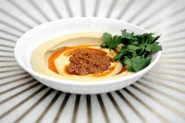 תלמוד בבלי: במסעדה המזרח תיכונית "בבל", הכל מתחיל בחומוס