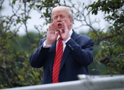 אני בודק טילים גרעיניים: טראמפ טיפס על גג הבית הלבן והתלוצץ עם עיתונאים