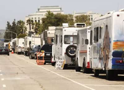 לוס אנג'לס: מהקרוואן לבית - תוכנית פורצת דרך בסן פרננדו ואלי הוציאה מאות אנשים מהרחוב, וכעת מתרחבת לכל העיר
