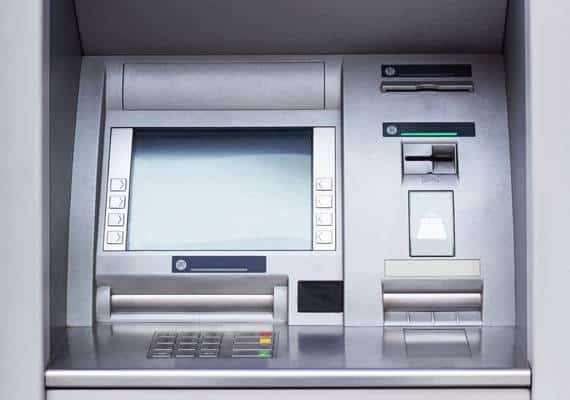 ניו יורק: קשיש נלחם על חייו לאחר שנשדד בכספומט