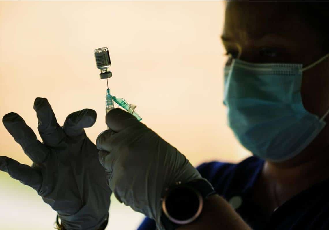 אור ירוק: ה-FDA אישר זריקת בוסטר לבני 18 ומעלה