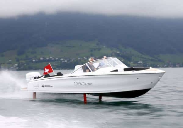 העתיד כבר כאן: הופעת בכורה עולמית לסירת המנוע החשמלית המעופפת באגמי שוויץ, המחיר - דווקא לא בשמיים