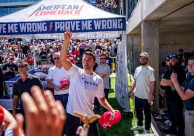 מחלקת המדינה מאיימת: זרים שחגגו את רצח צ'ארלי קירק יאבדו את הוויזה