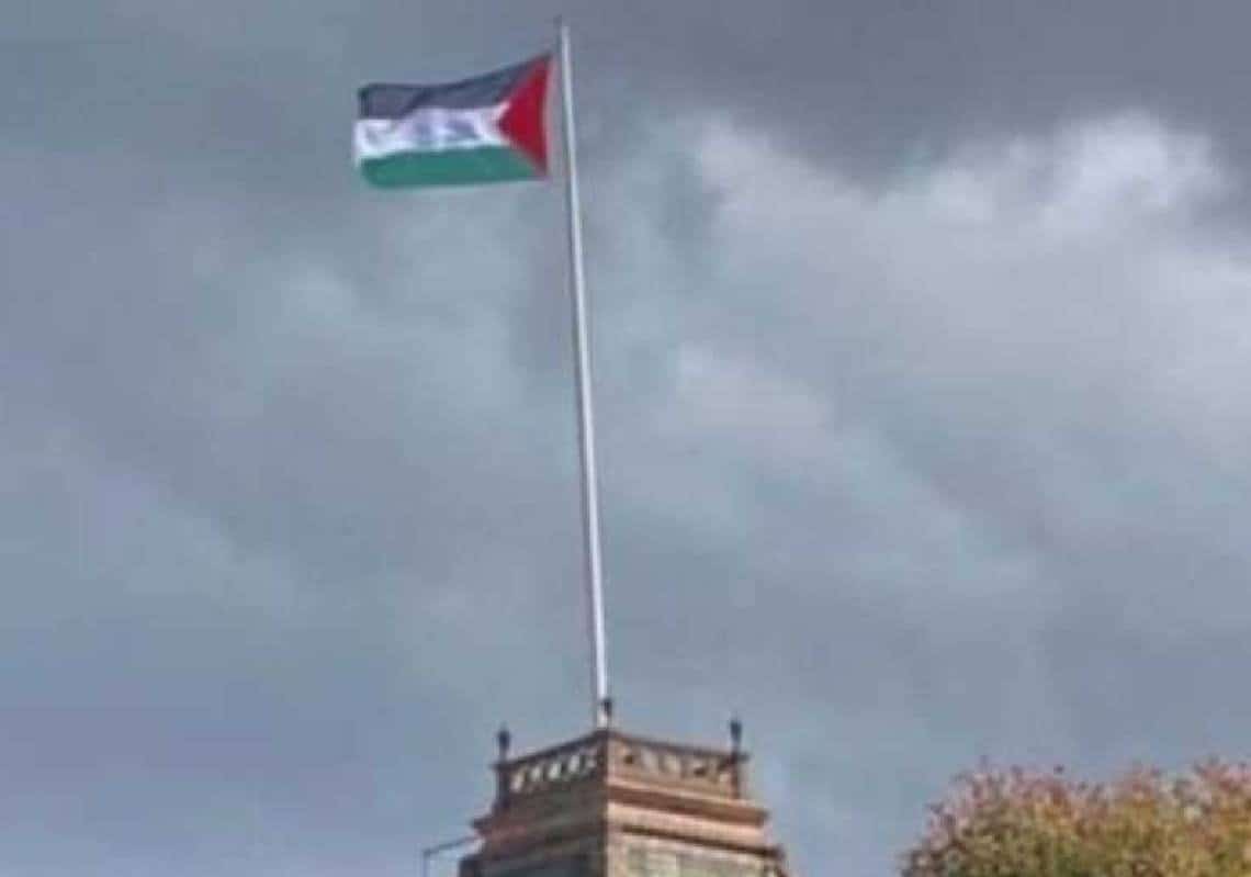 "עלבון למלכה": עיר בצפון האי הבריטי עם 38% מוסלמים בחרה להניף את דגל פלסטין דווקא בחגיגות יובל ה-70 למלכה