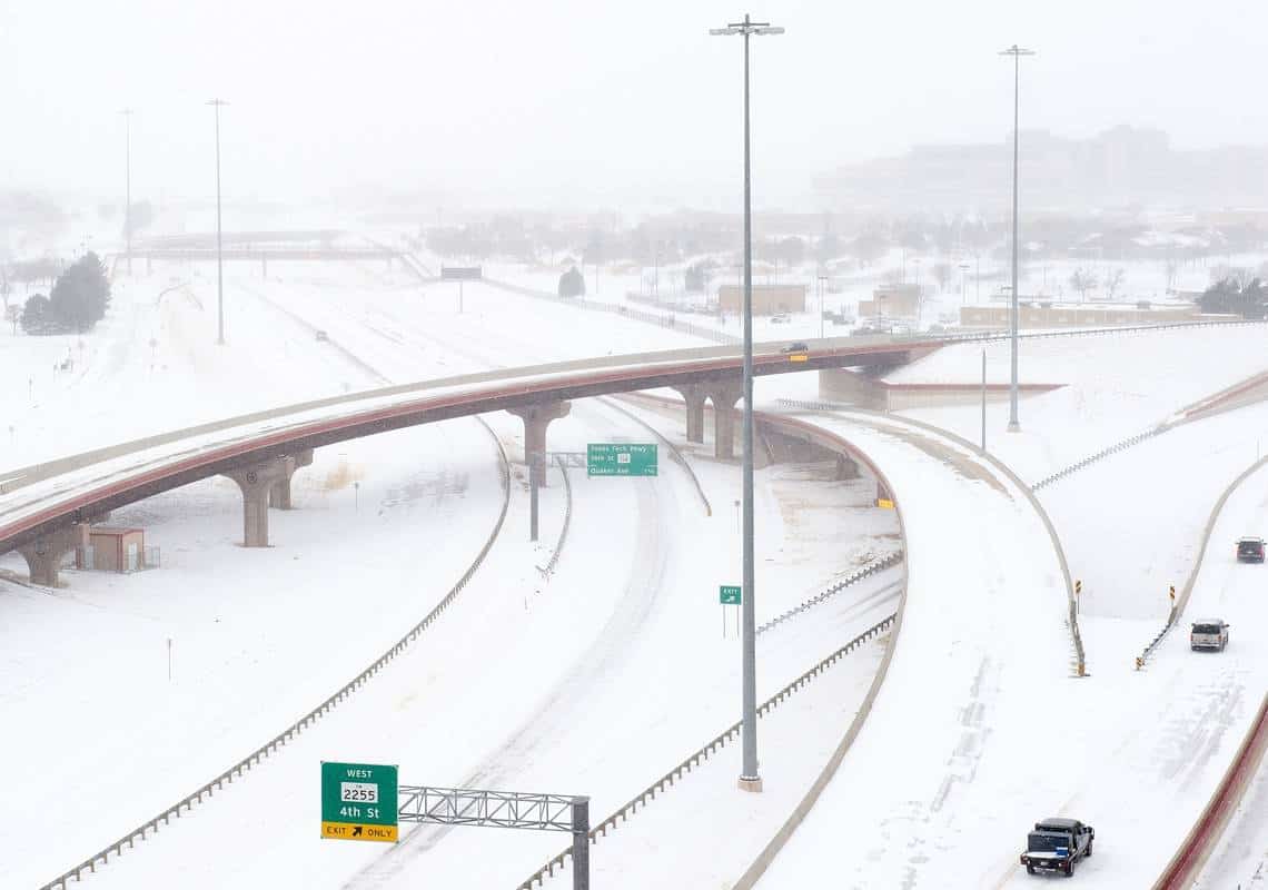 ארצות הברית מתמודדת עם סופת שלגים חריגה: הוכרז מצב חירום, מיליונים בטקסס נותרו ללא חשמל