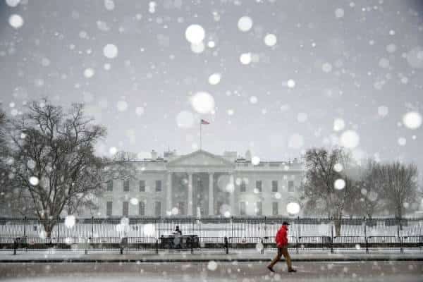 שובו של השלג: אלפי טיסות בוטלו, צפי לשלג אפילו בקליפורניה