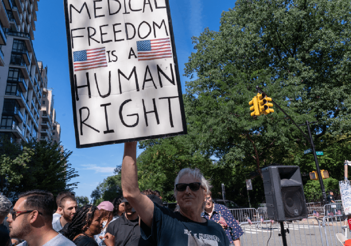 טקסס ו-12 מדינות נוספות תובעות את ממשל ביידן בגין חובת החיסונים