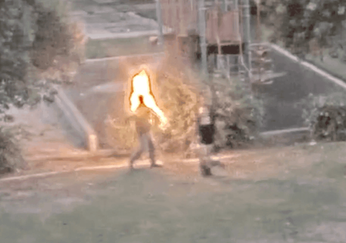 תיעוד מקליפורניה: אישה מתיזה בנזין על גבר ששוכב בפארק - ומציתה אותו