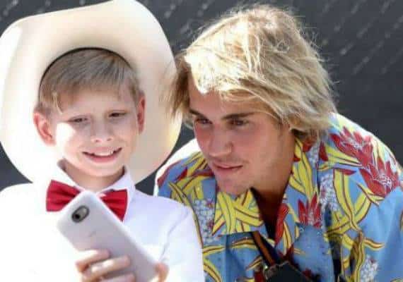 זה מטוס? זה ציפור? לא, זה ג'סטין ביבר נחלץ לעזרתה של אישה שהותקפה בפסטיבל קאוצ'לה