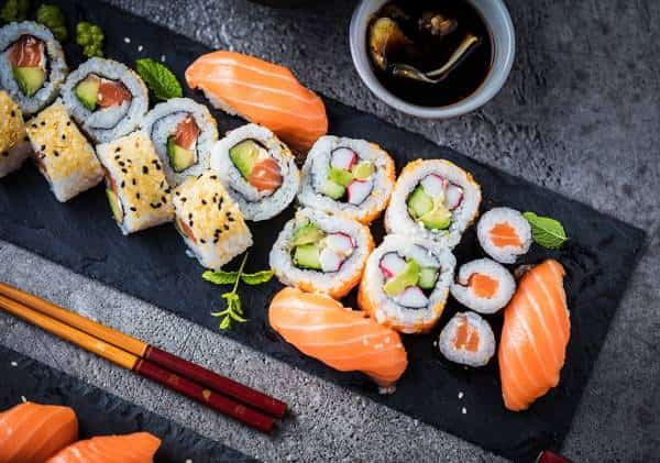 האם סושי בריא וכיצד ניתן לשלוט במידת בריאותן של המנות?