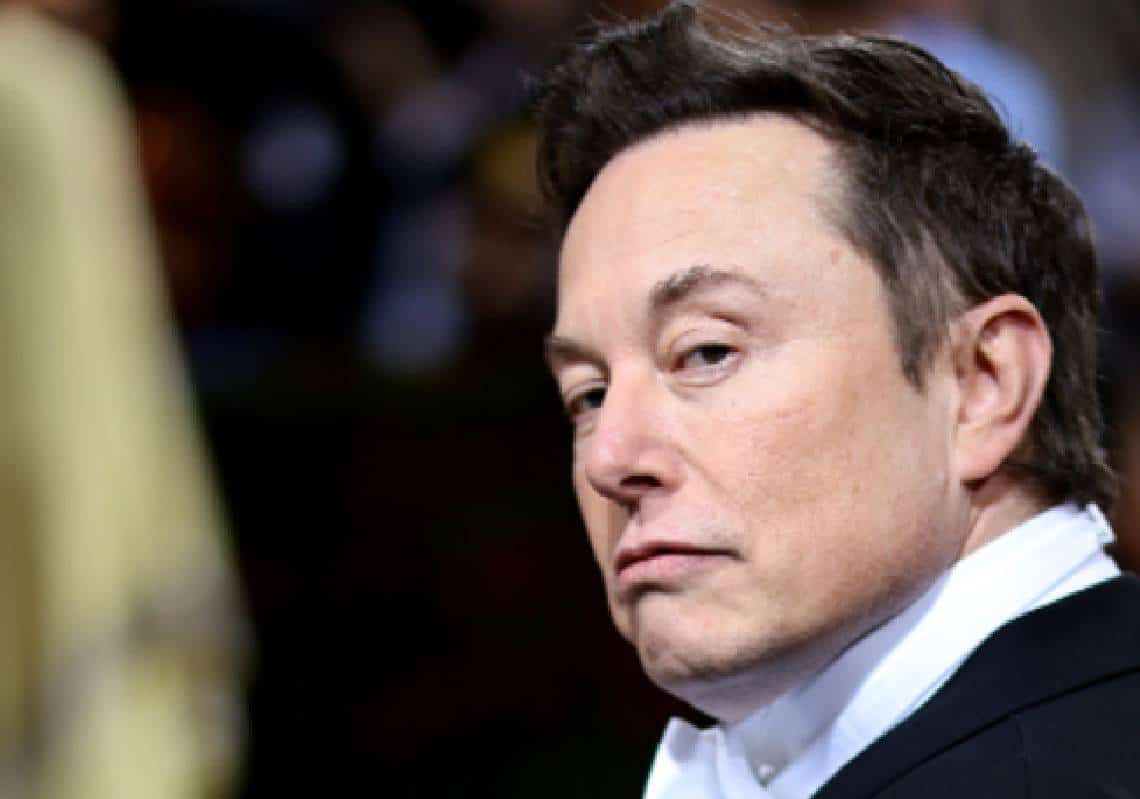 בקו האש: אילון מאסק יענה השבוע על שאלות בטוויטר של כל העובדים, במקביל משקיעי החברה תובעים אותו