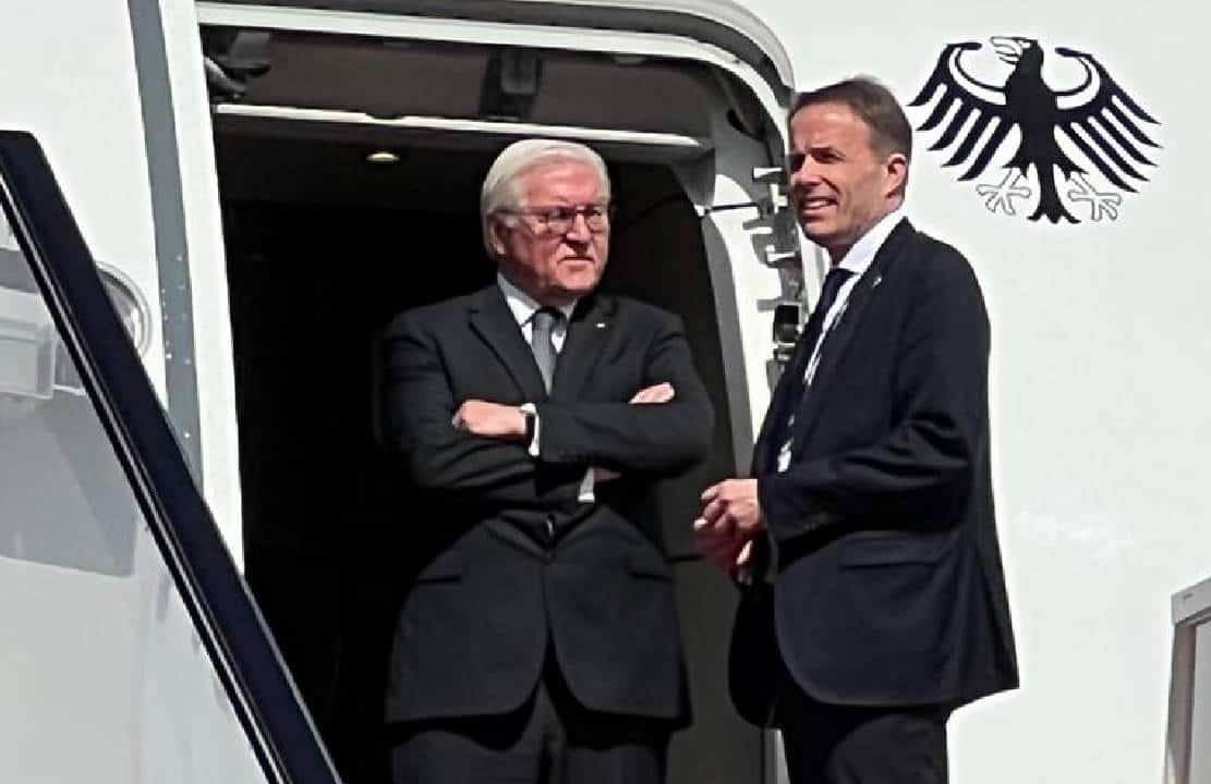 ‏צפו: נשיא גרמניה הושפל ונותר להמתין בשמש הקופחת, לאחר שקטאר התעלמה ממנו עם הגעתו לדוחא