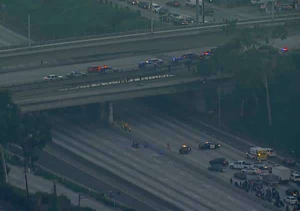 לוס אנג'לס: גבר התבצר מעל לכביש 405 באזור LAX, המשטרה סגרה את התנועה בשני הכיוונים