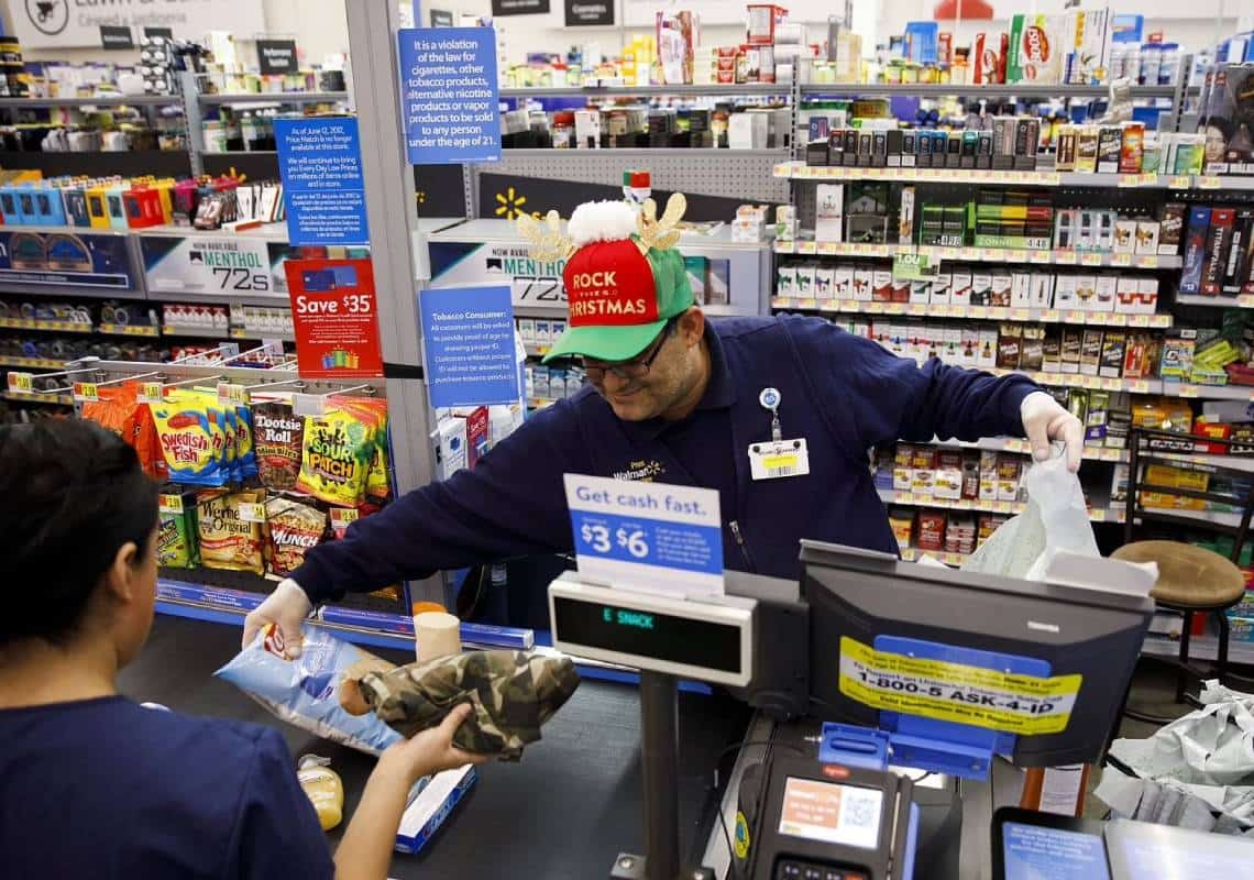 רשת בגמילה: וולמארט תפסיק למכור סיגריות בחלק מסניפיה