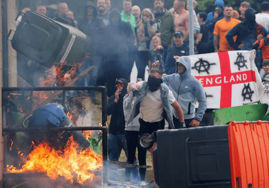 התנגשויות אלימות בבריטניה בין מתנגדי הגירה לאסלאמיסטים: זו הסיבה שאנגליה בוערת  