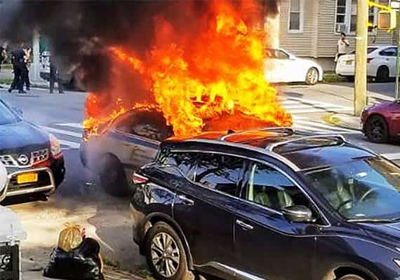ניו יורק: ניידת משטרה נשרפה כליל בקווינס
