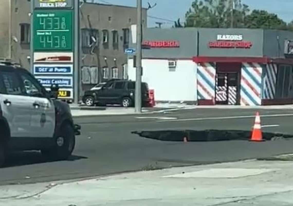 דרום קליפורניה: בולען נפער באמצע כביש סואן