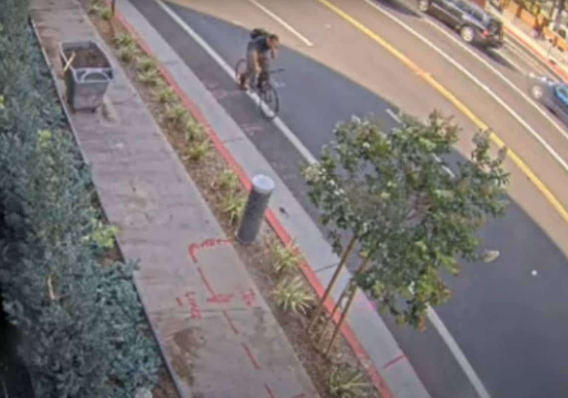 אימה בדרום קליפורניה: נערה בת 17 הותקפה ע"י רוכב אופניים