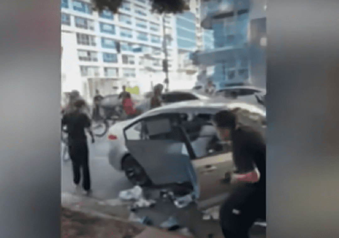 תיעוד מלב לוס אנג'לס: עשרות צעירים מתנפלים במכות ושודדים נהג תמים