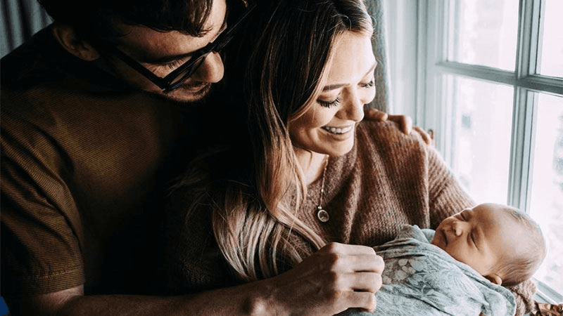 בת ראשונה משותפת: הילארי דאף ומת'יו קומה הורים טריים