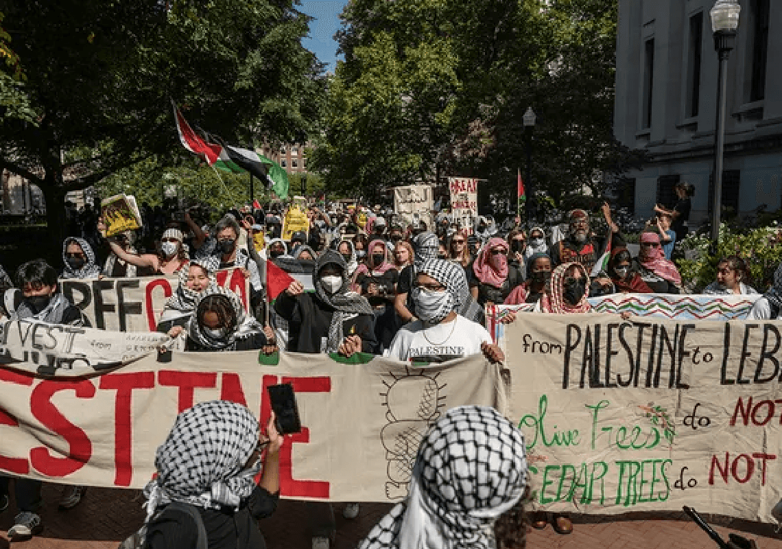 טקס אלטרנטיבי ל'יום הווטרנים': סטודנטים מציינים את קורבנות "מכונת המלחמה האמריקאית-ישראלית"