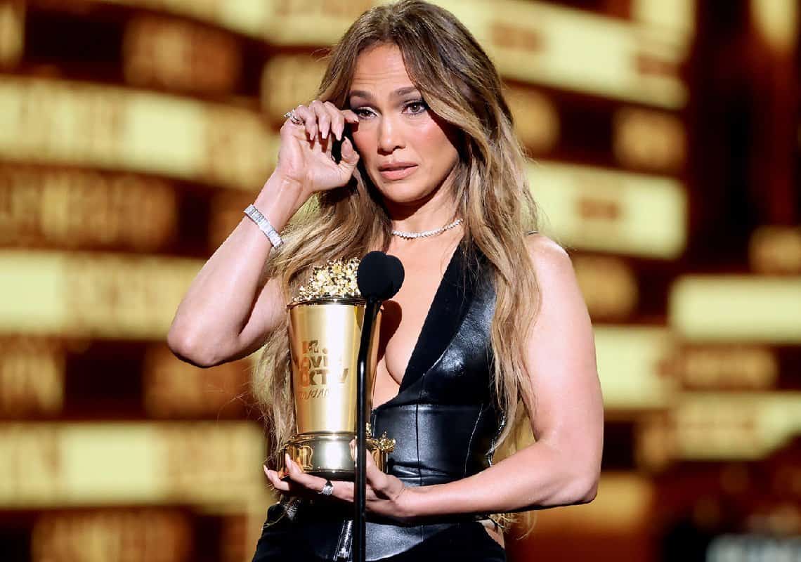 ג׳ניפר לופז מודה לילדה במהלך טקס פרסי הקולנוע של MTV: ״לימדתם אותי איך לאהוב״