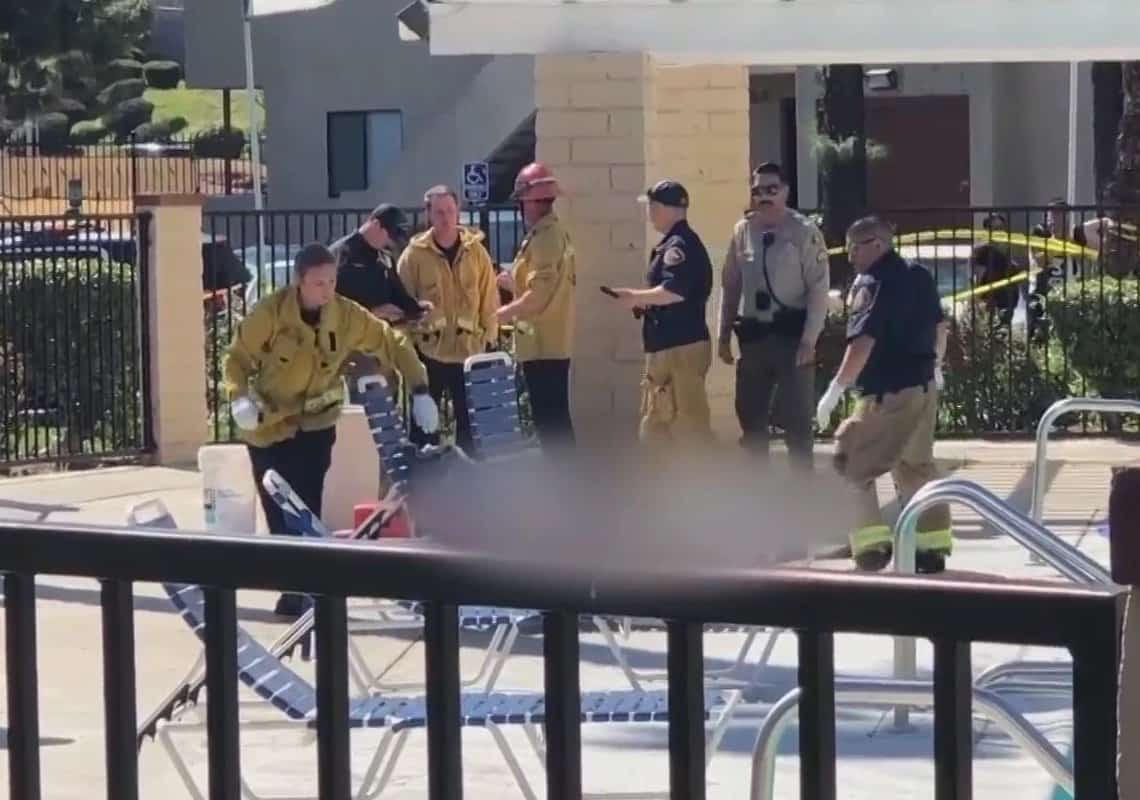 כמו הוצאה להורג: גבר ונער בן 16 נורו למוות בבית דירות בצפון לוס אנג'לס