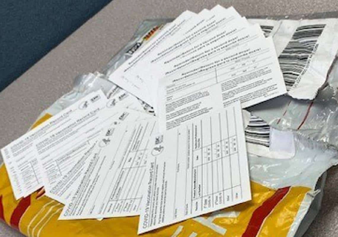 דרום קליפורניה: צעירה מואשמת במכירת תעודות התחסנות מזויפות