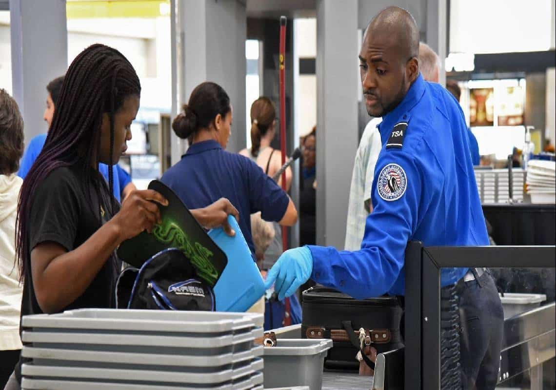 מתכננים לטוס בחגים? "בין 40 ל-60 אחוזים מסוכני ה-TSA עדיין מסרבים להתחסן''