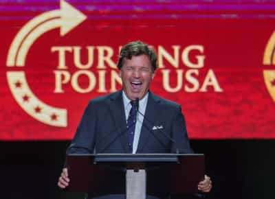 בהלוויה מול עשרות אלפים: טאקר קרלסון שידר האשמות אנטישמיות חמורות נגד יהודים