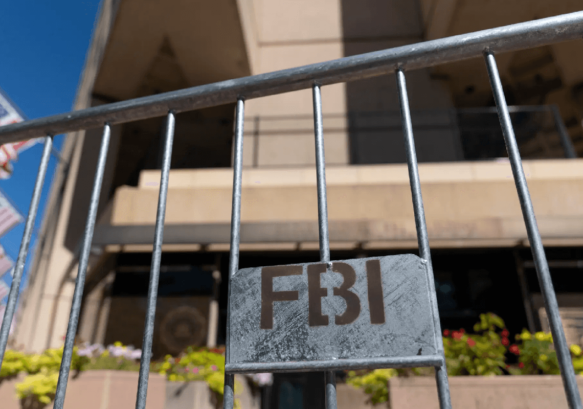 לצד תמונת מטרה של ביידן: ארסנל הפצצות הגדול בהיסטוריה נתפס על ידי ה-FBI